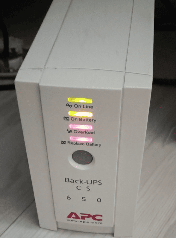 APC Back-UPS CS 650 з усіма індикаторами, що світяться одночасно