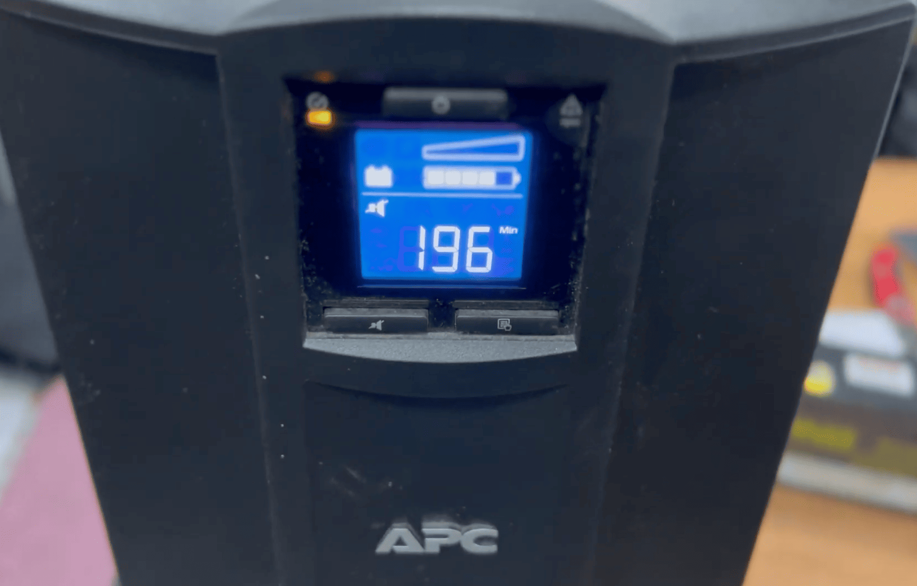 APC SMC3000I після успішної заміни акумуляторів - 100% заряд
