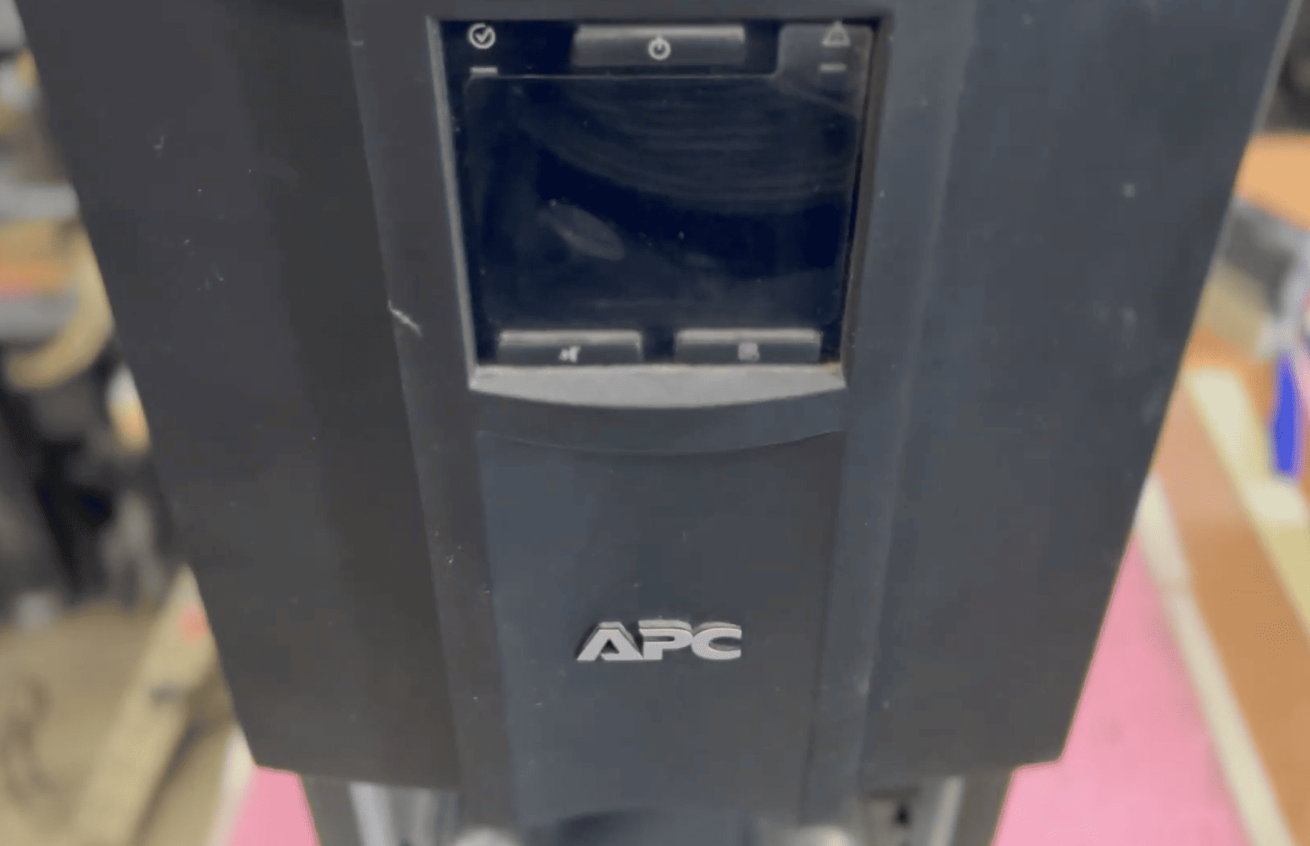 Індикатор Replace Battery на APC SMC3000I горить червоним