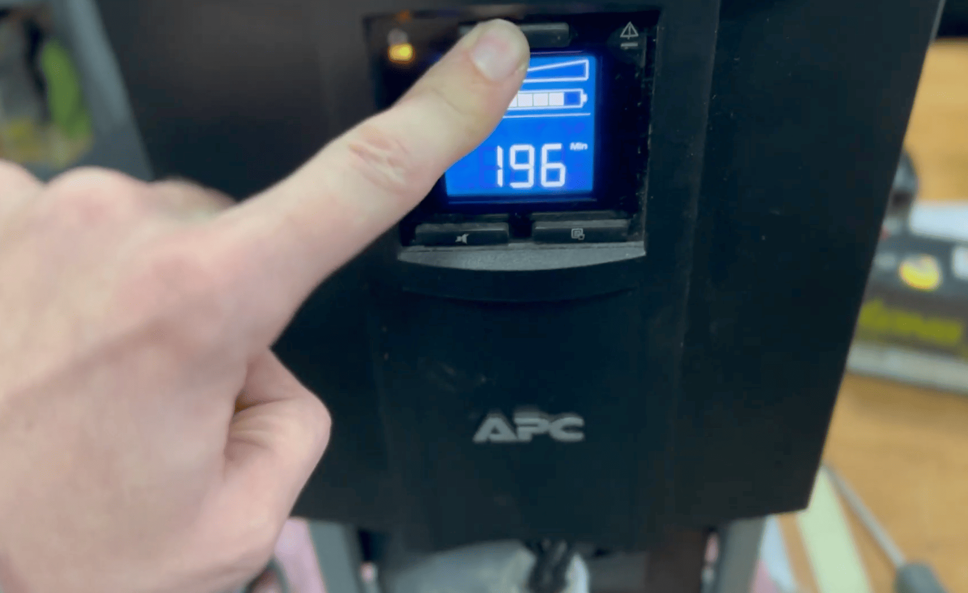 ДБЖ APC SMC3000I з індикатором заміни батареї