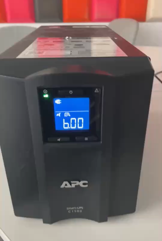 Екран ДБЖ APC Smart-UPS C 1500 з помилкою b.00, яку часто читають як 6.00 або в00