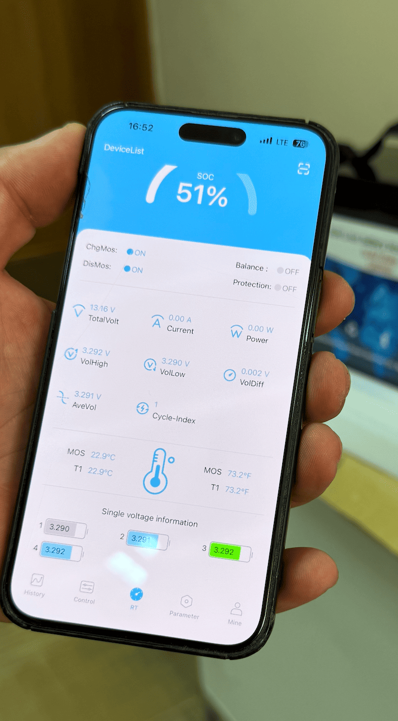 Bluetooth BMS Sacred Sun SCIFP12100: напряжение четырёх LiFePO4 ячеек на смартфоне