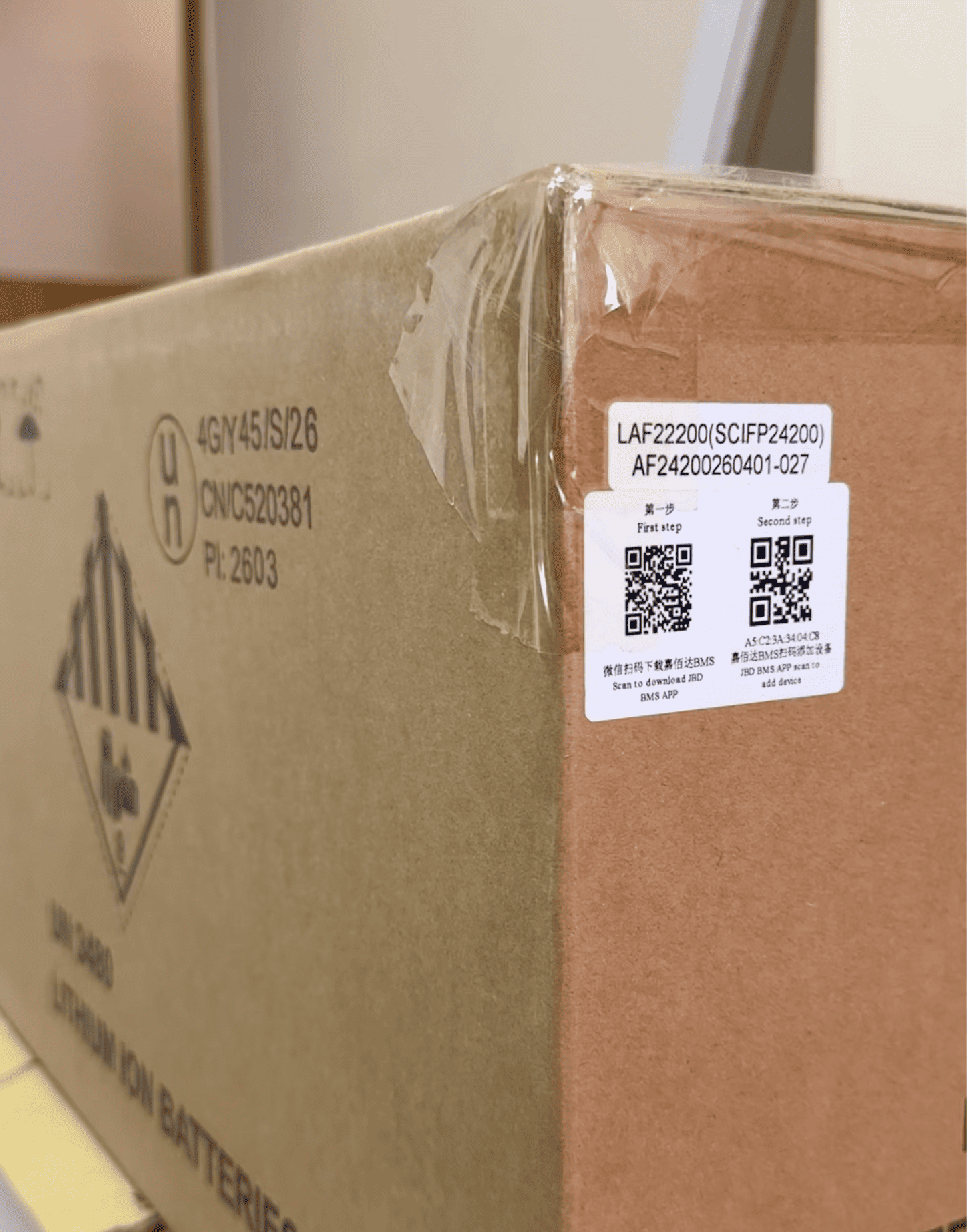 Заводське маркування коробки акумулятора LiFePO4 24V 200Ah SCIFP24200 з QR-кодами застосунку BMS