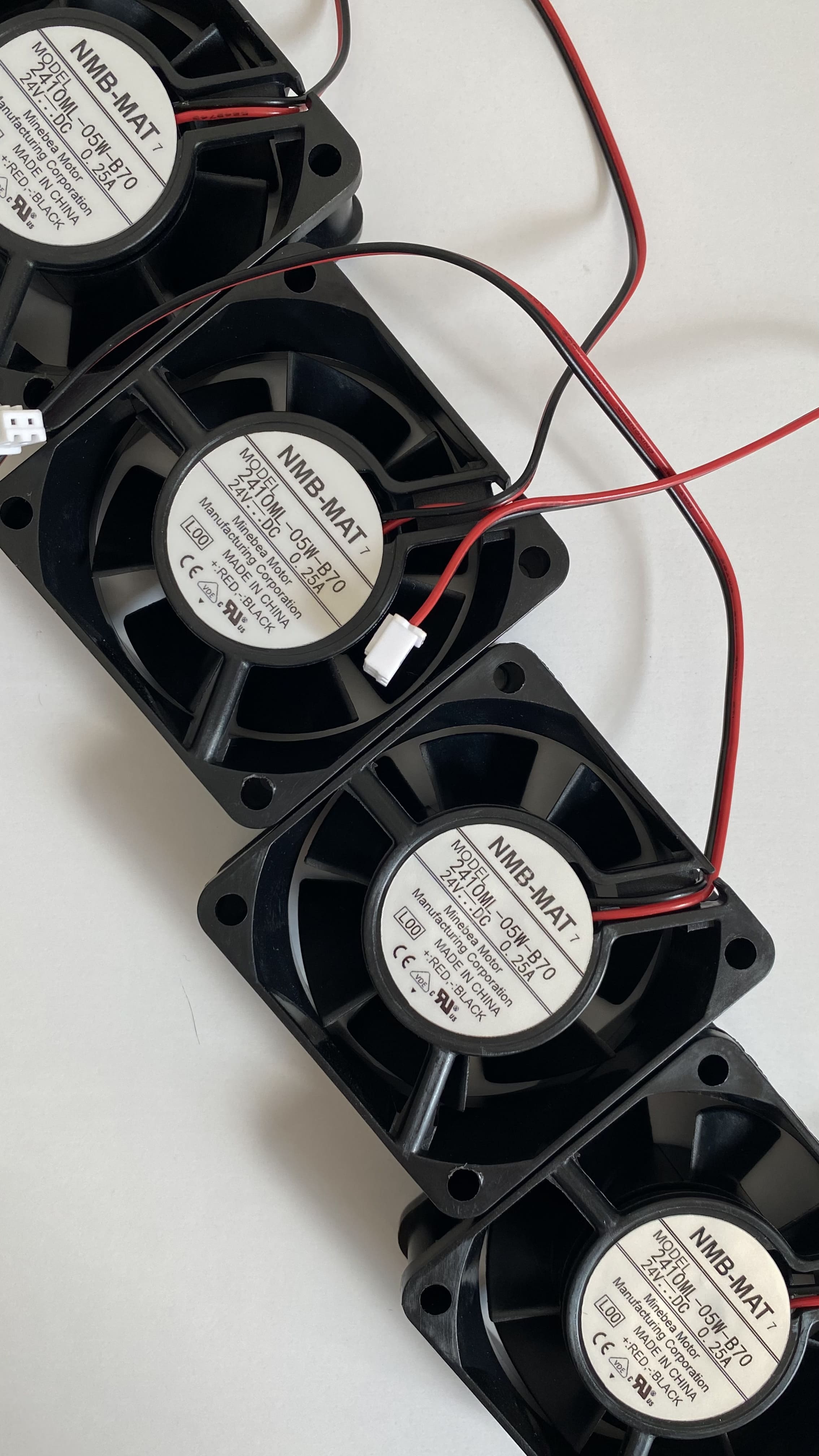 Осьові вентилятори NMB 2410ML-05W-B70 розміром 60×60×25 мм для живлення 24 В