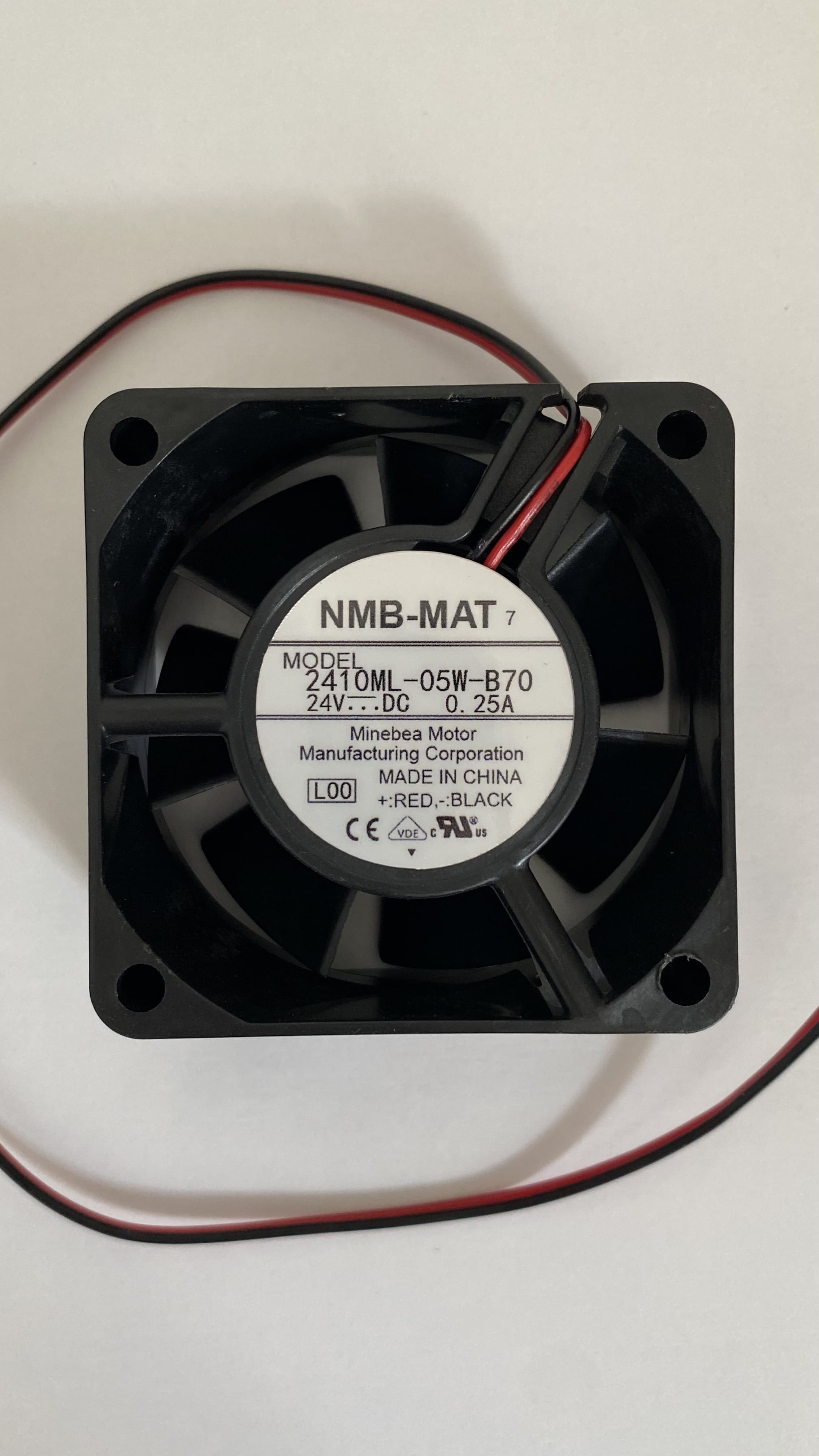 Вентилятор NMB 2410ML-05W-B70 і кабель підключення для перевірки роз’єму та полярності